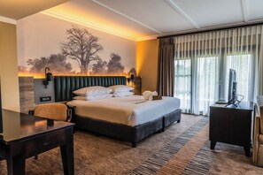 Sviitti, 1 suuri parisänky ja vuodesohva | Tallelokero huoneessa, työpöytä, silitysrauta/-lauta, vuodevaatteet