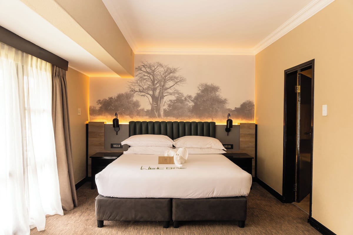 Suite, 1 King-Bett | 1 Schlafzimmer, Zimmersafe, Schreibtisch, Bügeleisen/Bügelbrett
