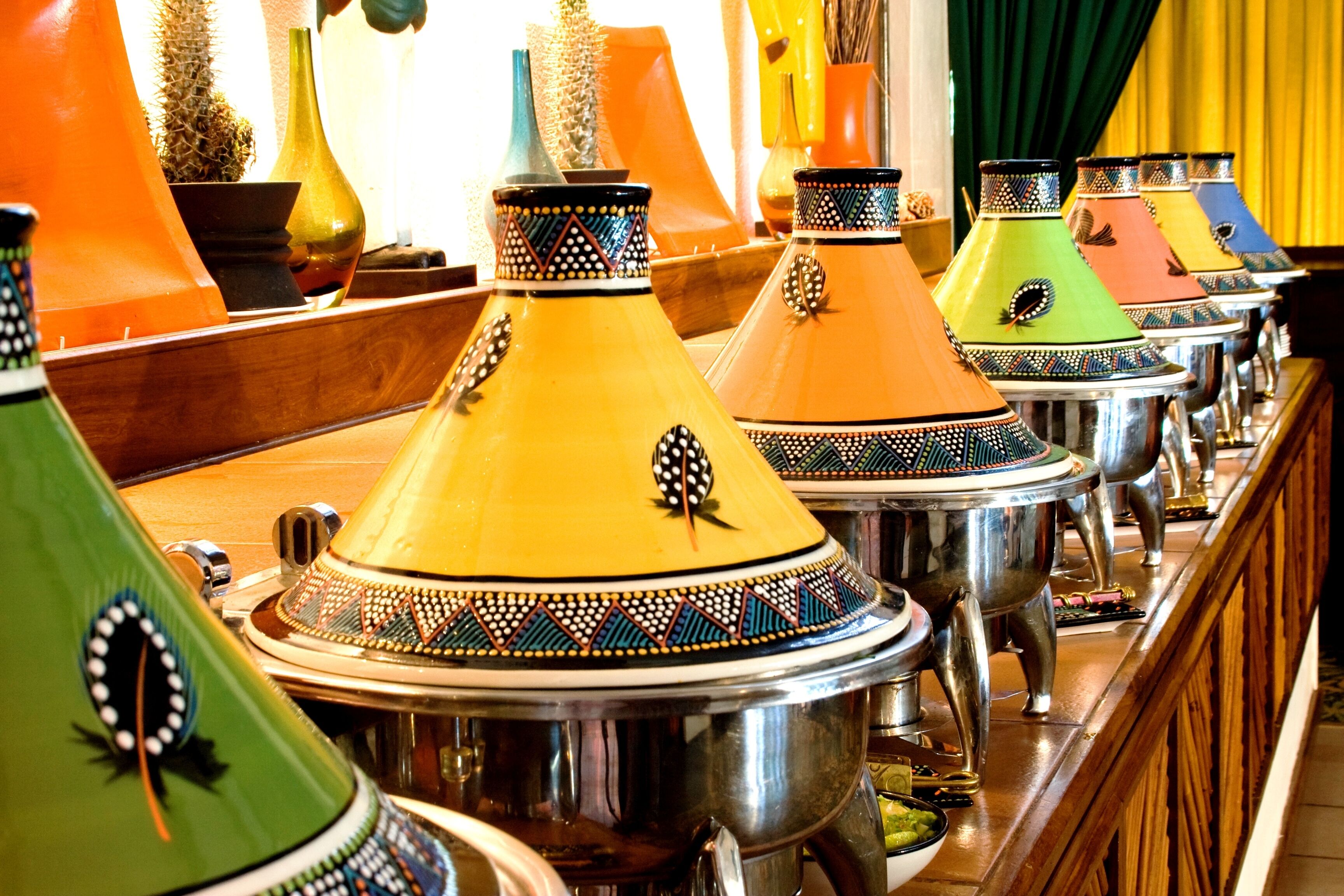 Eine Reihe traditioneller marokkanischer Tajines sind ausgestellt.