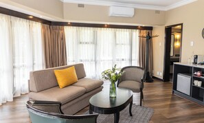 Sviitti, 1 suuri parisänky | Oleskelualue | 32–tuumainen plasmatelevisio, jossa satelliittikanavat