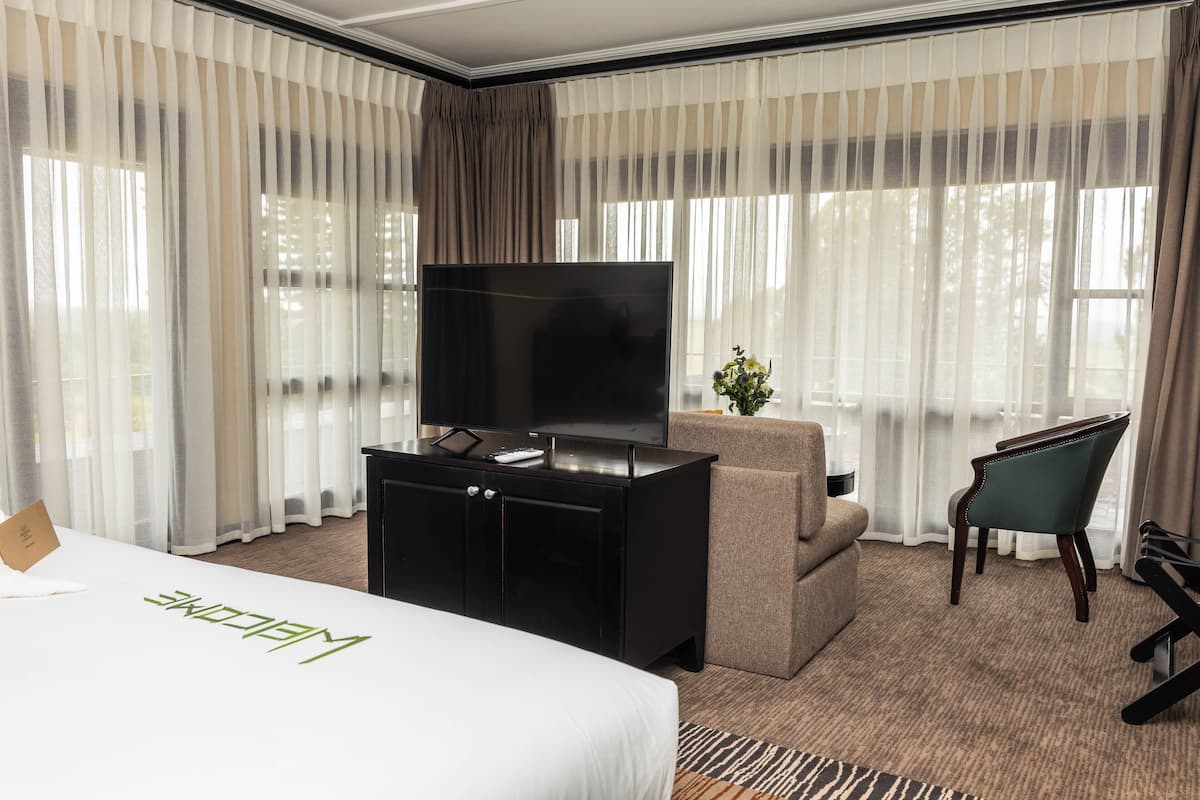 Suite, 1 King-Bett und Schlafsofa | 1 Schlafzimmer, Zimmersafe, Schreibtisch, Bügeleisen/Bügelbrett