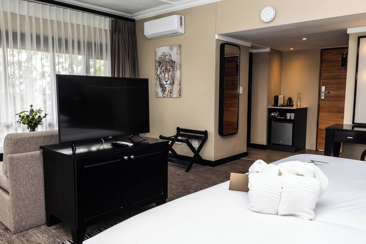 Executive-Suite | Hochwertige Bettwaren, Zimmersafe, Schreibtisch, Bügeleisen/Bügelbrett