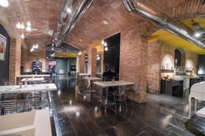 Café da manhã com buffet todos os dias (EUR 16 por pessoa)