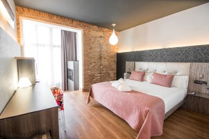 Quarto romântico | Frigobar, cofres nos quartos, escrivaninha, cortinas blackout