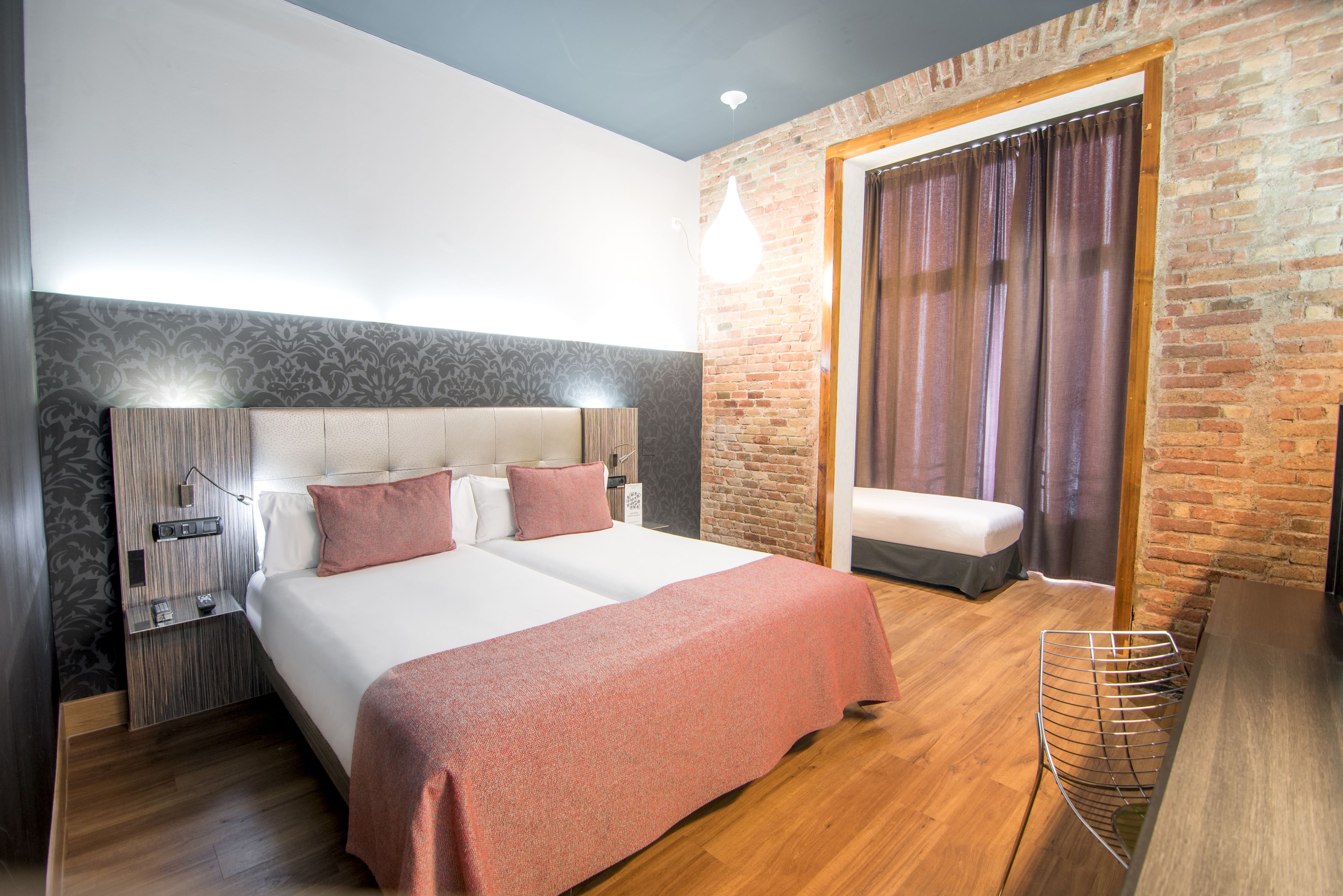 triple room | minibar, in-room safe, desk, blackout curtains