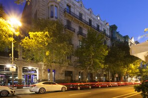 Front of property - evening/night - Petit Palace Museum (Barcelona)