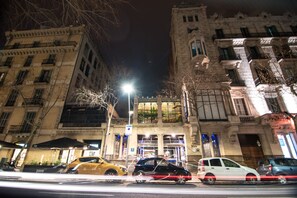 Front of property - evening/night - Petit Palace Museum (Barcelona)