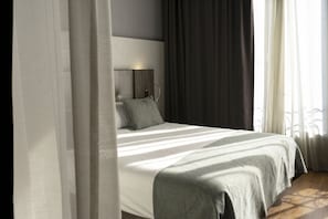 Quarto (5 People) | Frigobar, cofres nos quartos, escrivaninha, cortinas blackout