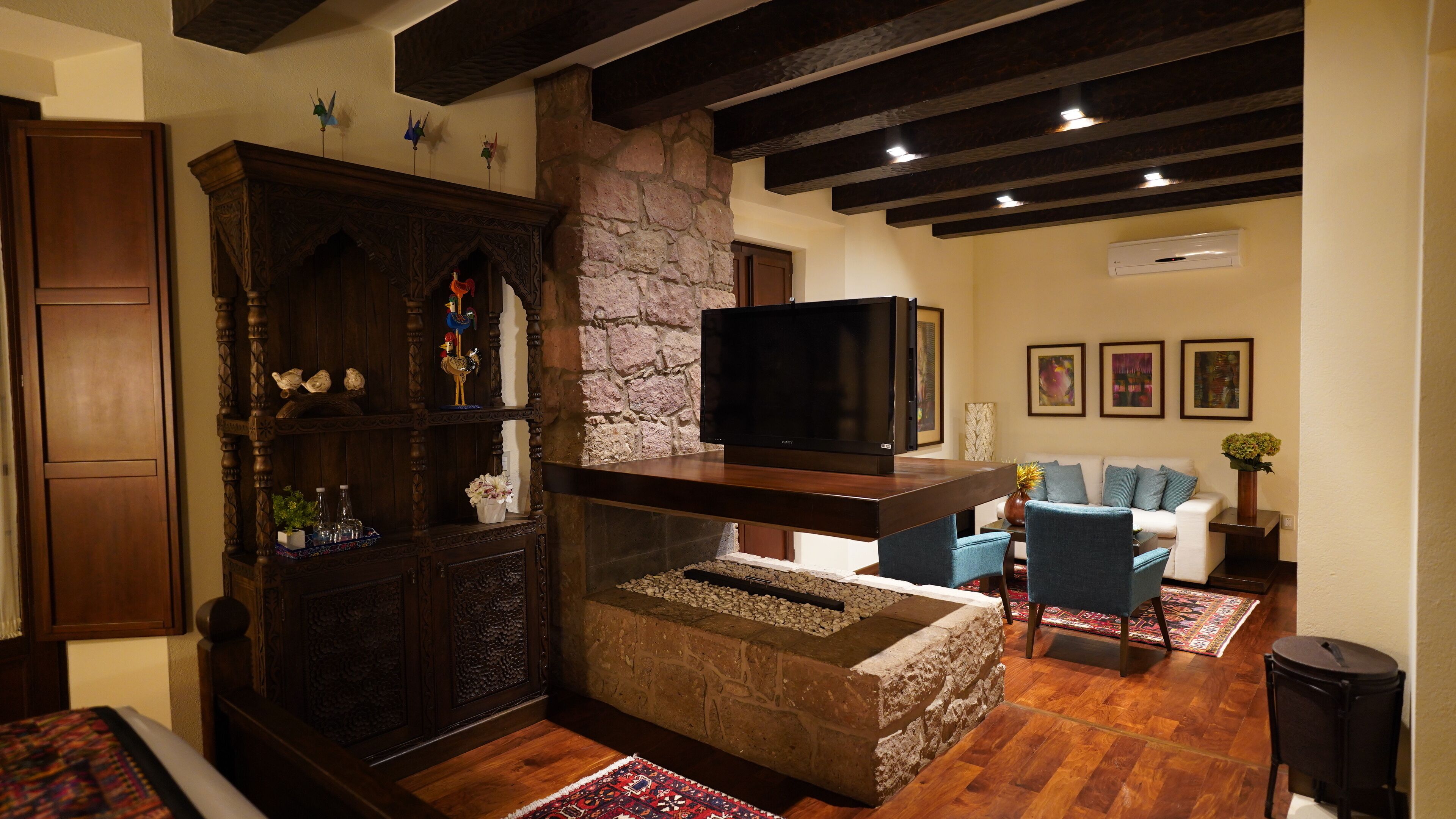 luxury suite, 1 king bed | living area | 0-cm plasma tv with cable channels, tv