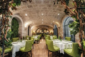 Frokost, lunsj og middag serveres, meksikanske retter, utsikt mot hagen 