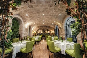 供应早餐、午餐和晚餐，墨西哥菜，花园景观