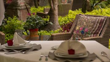 Se sirven desayunos, comidas y cocina mexicana con vista al jardín