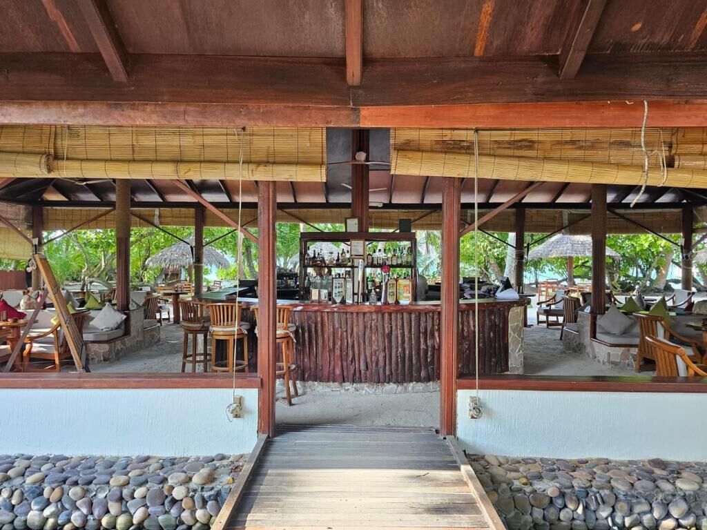 2 bars/lounges, poolside bar