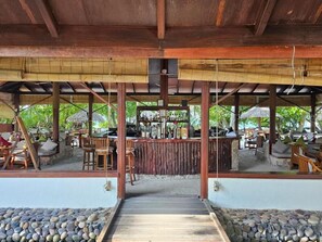 2 บาร์/เลานจ์, บาร์ริมสระว่ายน้ำ