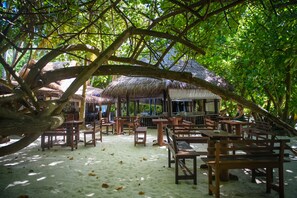 朝食、ランチ、ディナーに営業