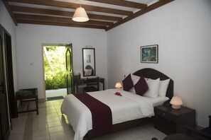 Standard Room | Minibar, in-room safe, desk, laptop workspace