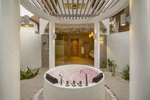 Premium villa, 1 tweepersoonsbed, uitzicht op het strand, aan het strand | Badkamer | Gratis toiletartikelen, een haardroger, handdoeken