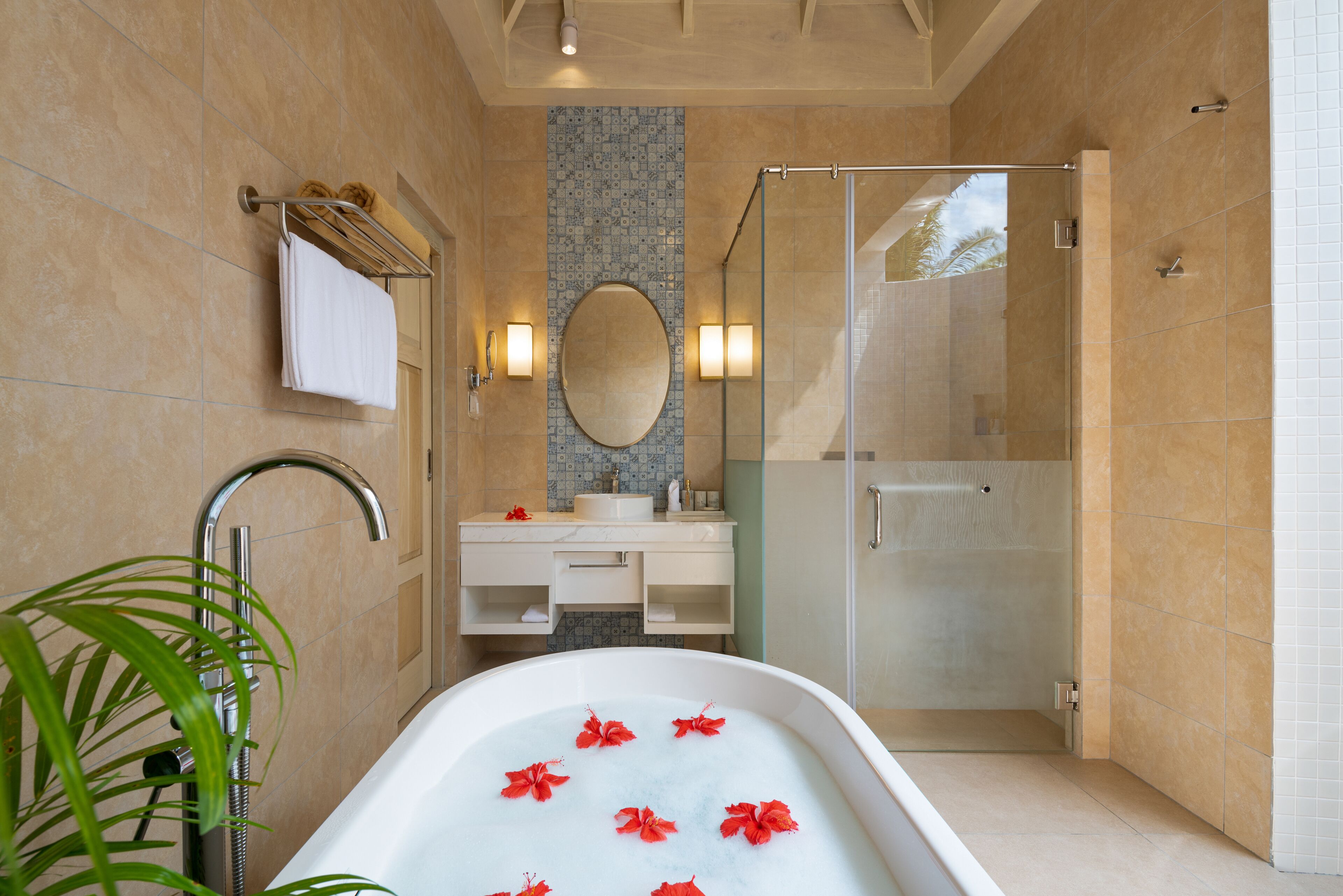 Un baño moderno con bañera, ducha y lavamanos.