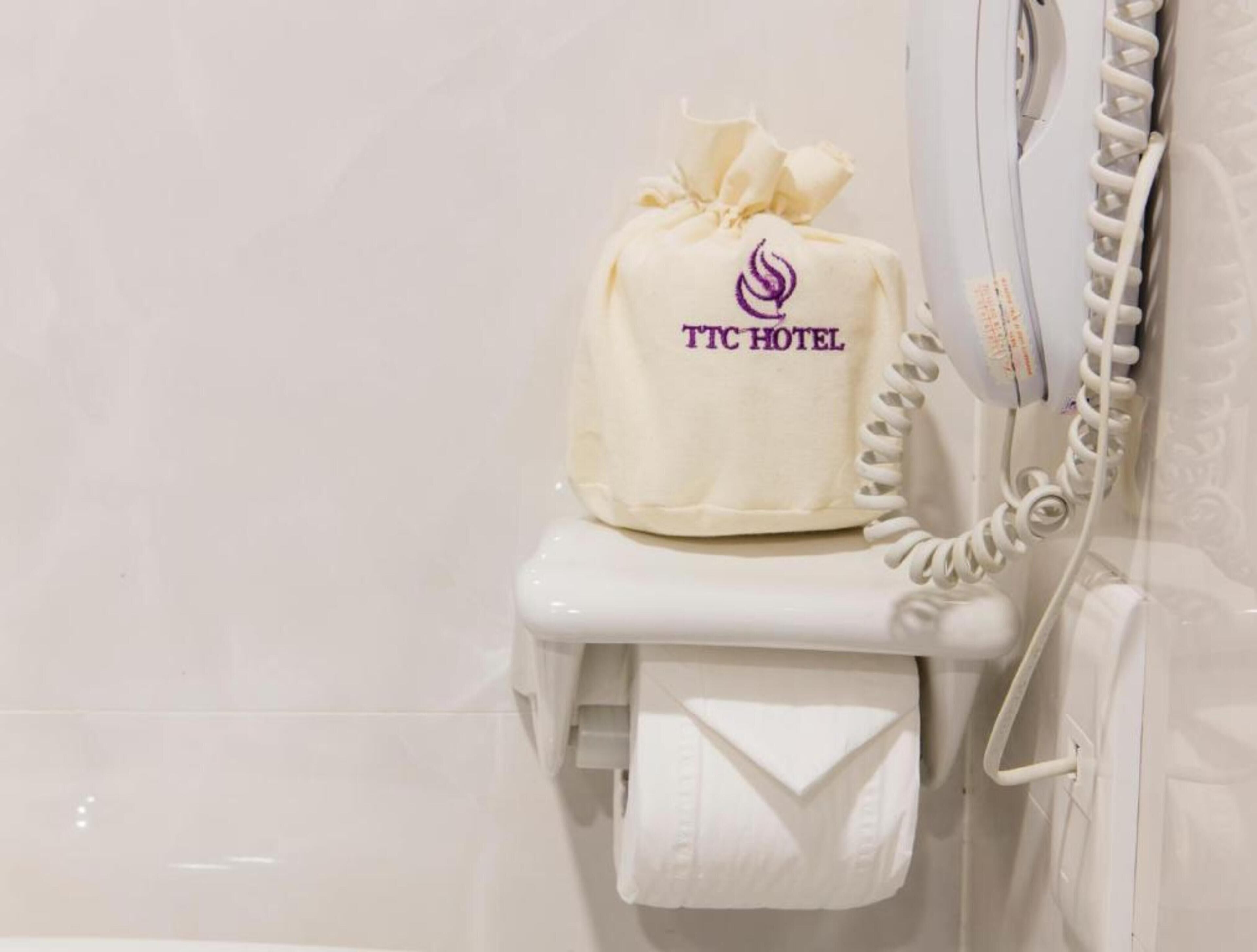 deluxe double room, city view | bathroom | shower, rainfall showerhead, free toiletries, hair dryer