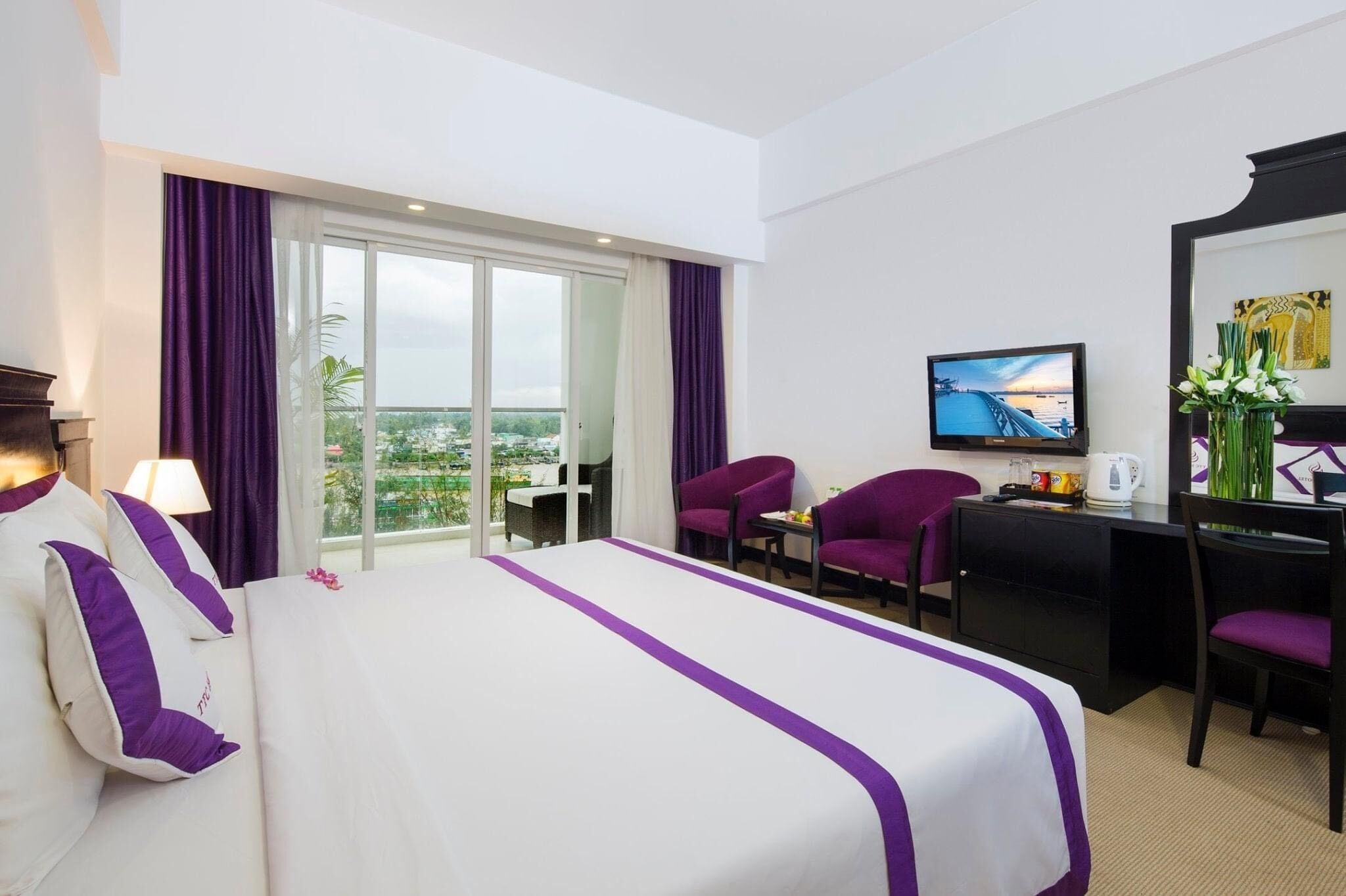 deluxe double room, river view | 1 bedroom, minibar, in-room safe, desk