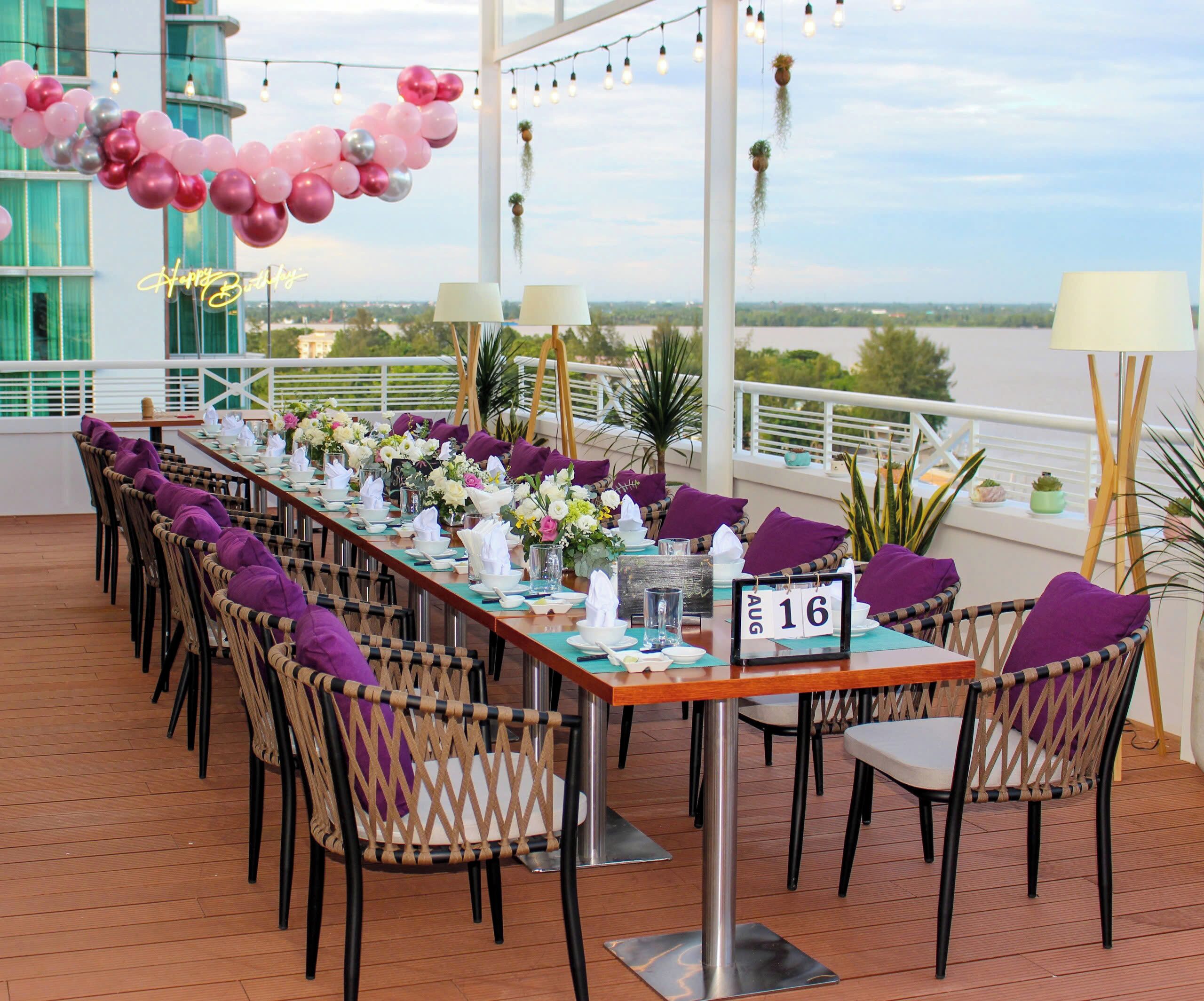 Se sirven desayunos y almuerzos, restaurante con mesas al aire libre 