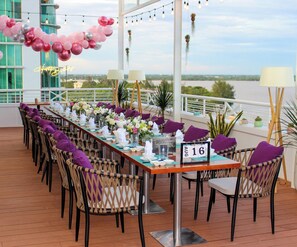 Breakfast, lunch, dinner served; international cuisine, alfresco dining