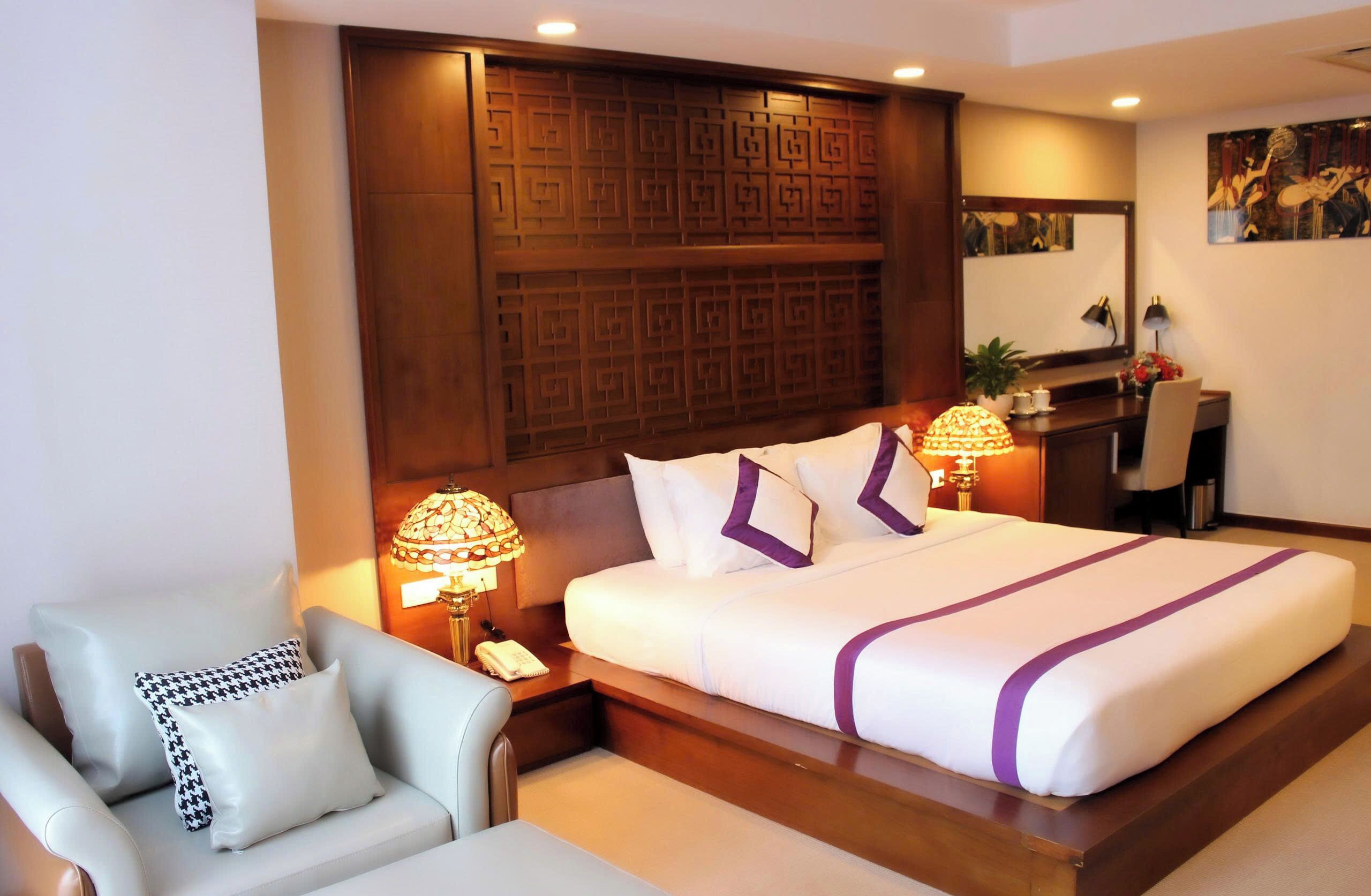 TTC Suite with River View | Minibar, in-room safe, desk, blackout drapes