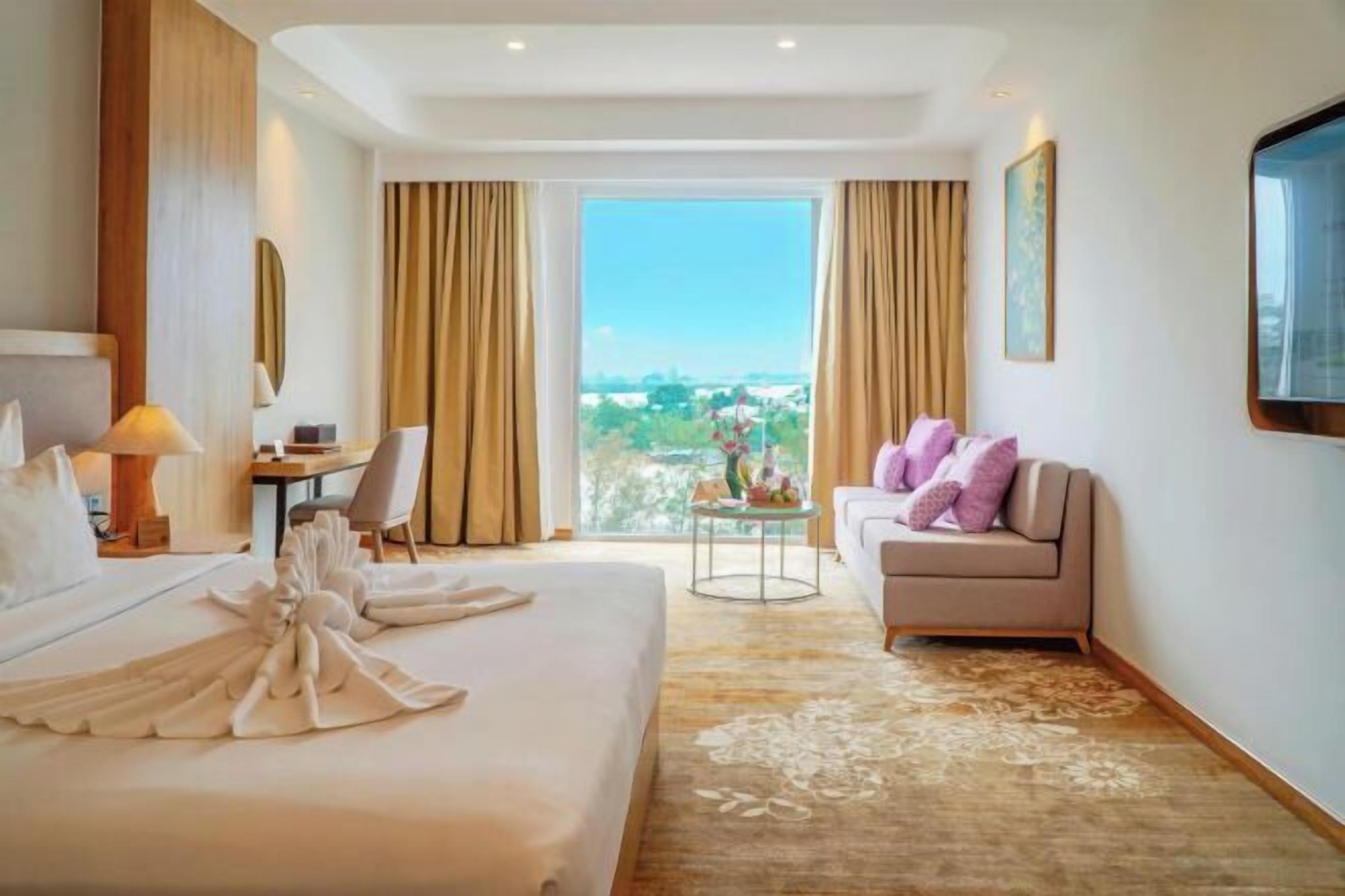 Minibar, coffres-forts dans les chambres, bureau, rideaux occultants