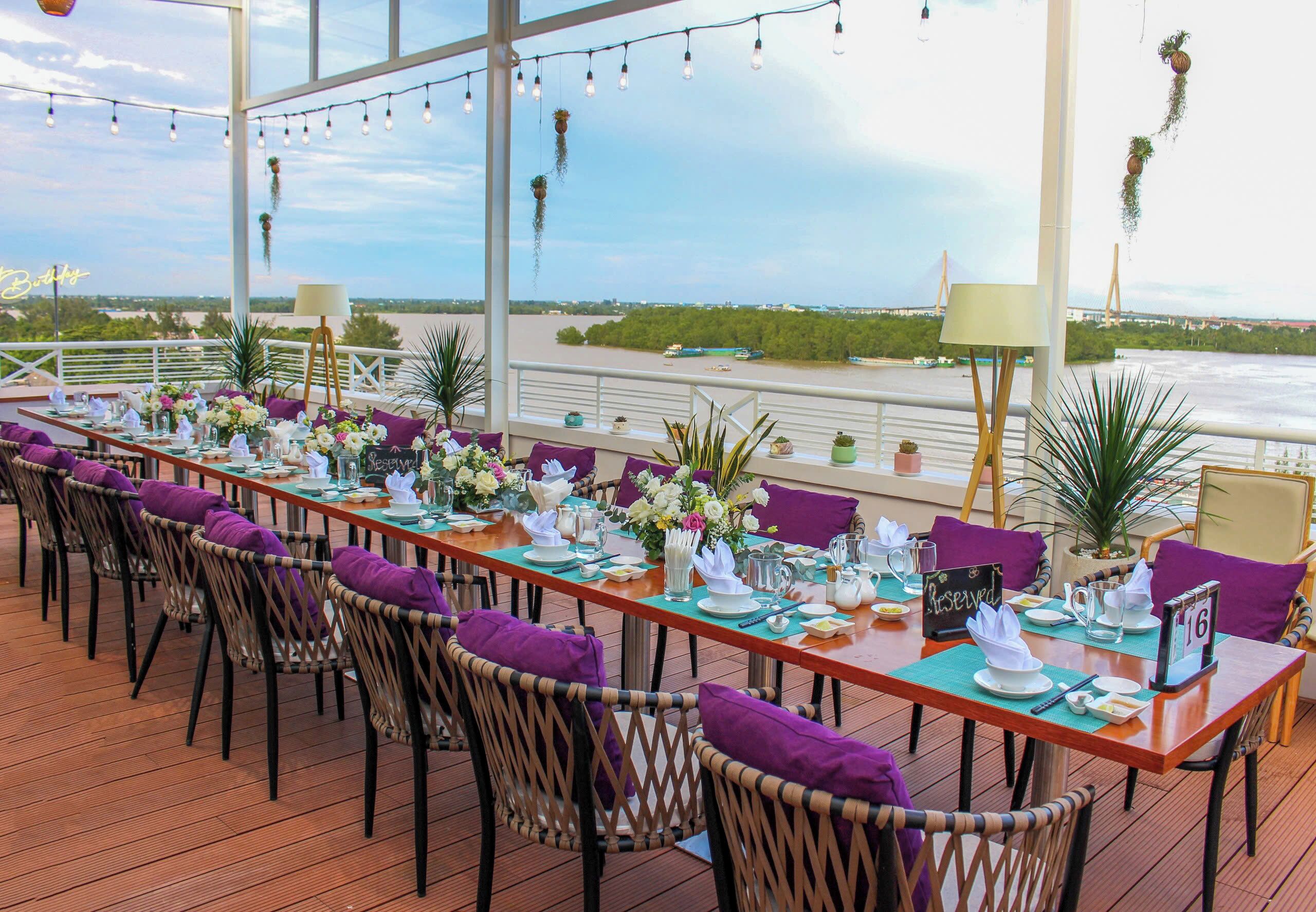 Phục vụ bữa sáng, món ăn mang phong cách quốc tế, dùng bữa ngoài trời 