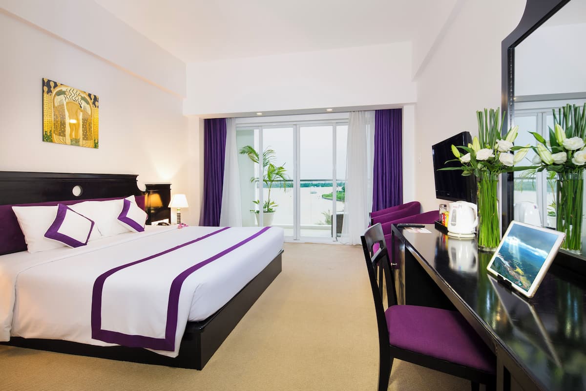 Minibar, caja de seguridad en la habitación y escritorio