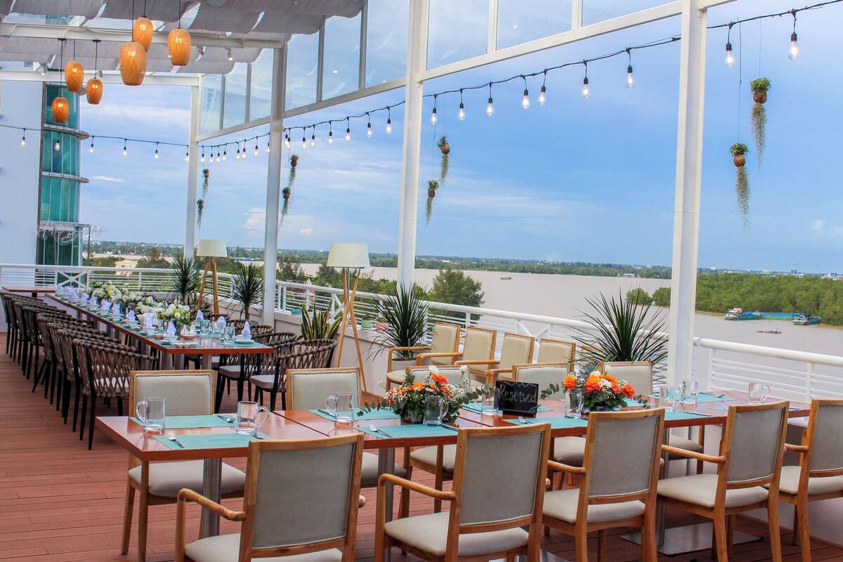 breakfast, lunch served; international cuisine, al fresco dining