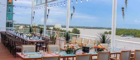 Se sirven desayunos y cocina internacional; con mesas al aire libre