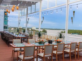 Se sirven desayunos y almuerzos, restaurante con mesas al aire libre 