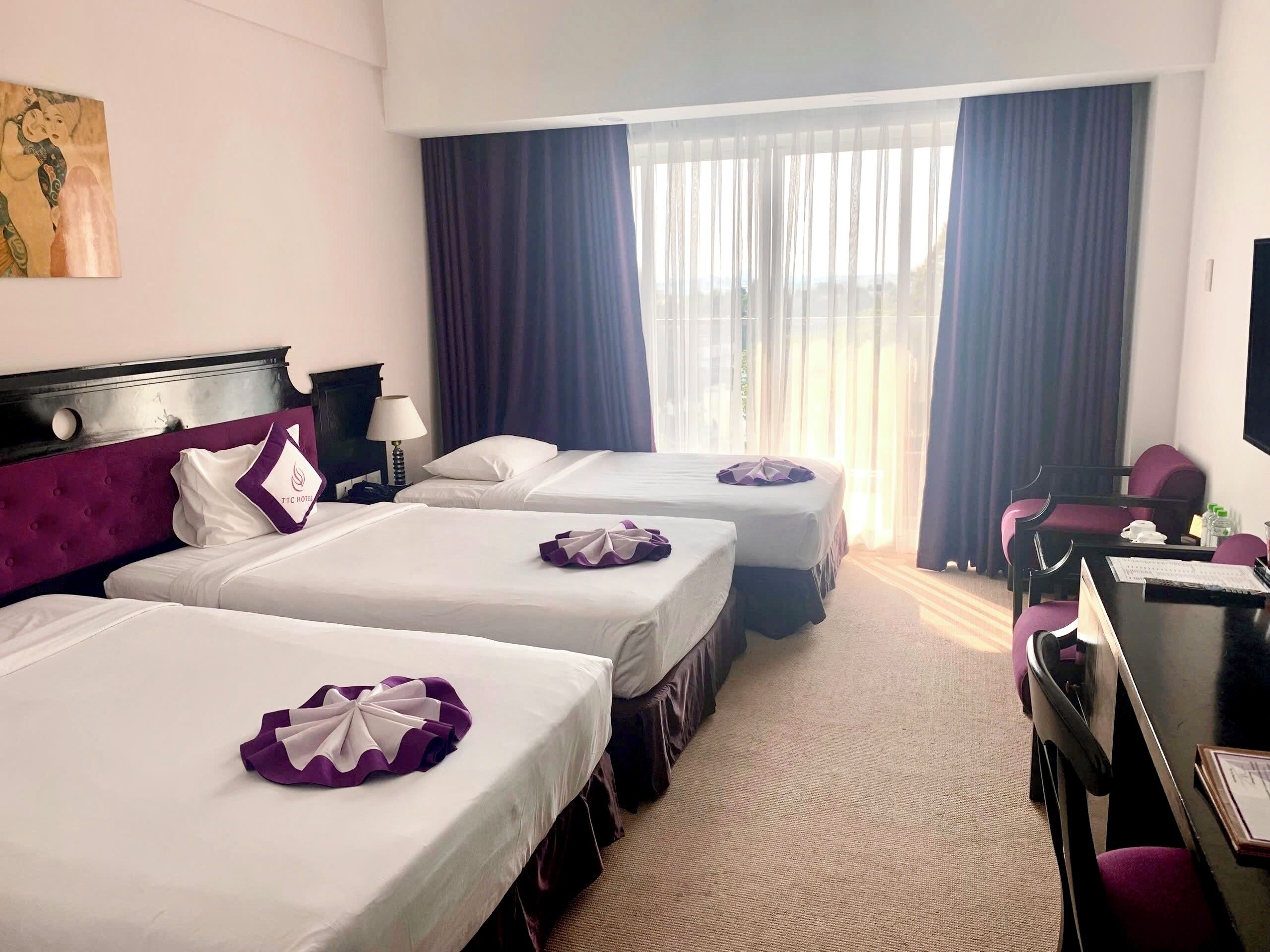 Minibar, coffres-forts dans les chambres, bureau, rideaux occultants