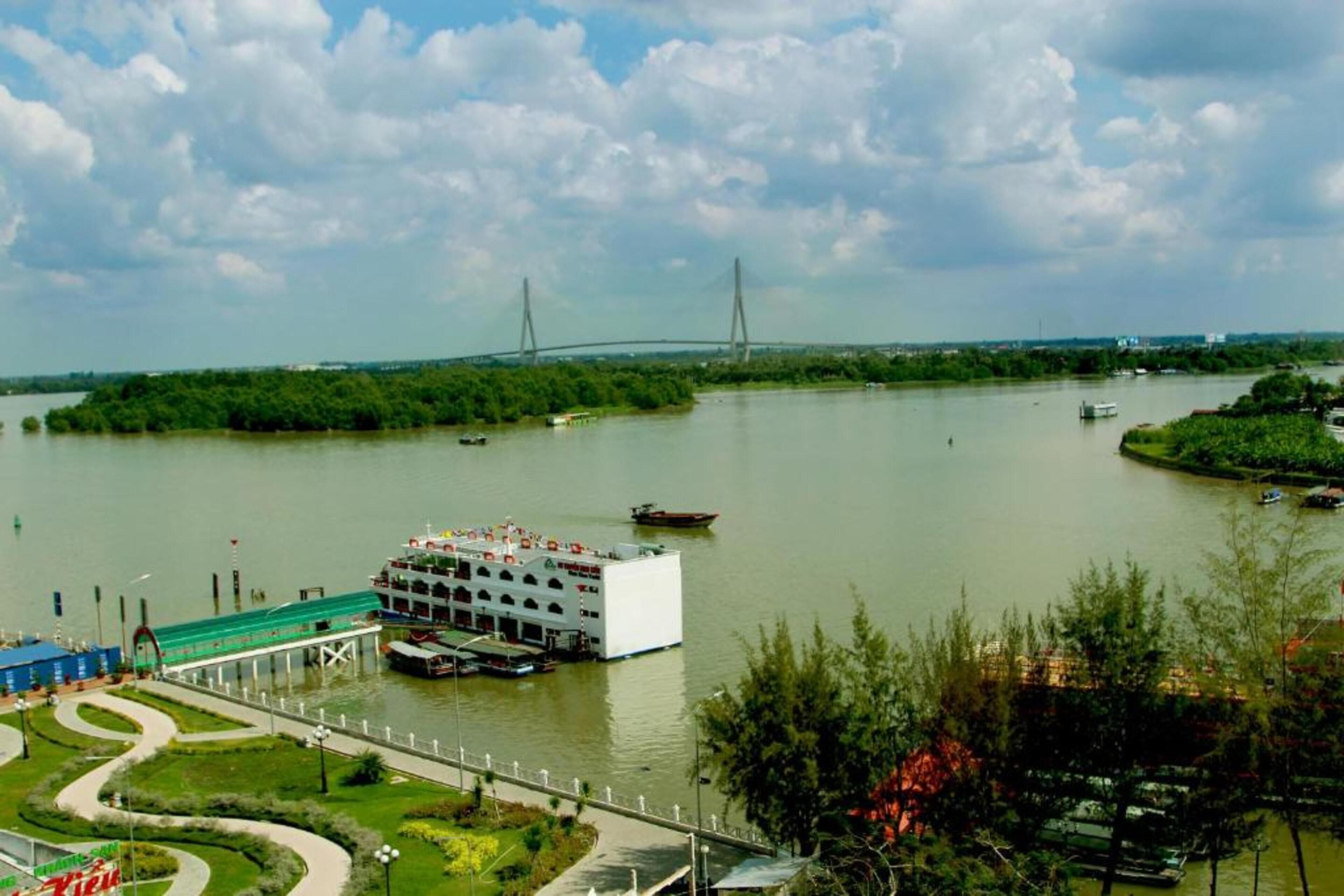 deluxe double room, river view | 1 bedroom, minibar, in-room safe, desk