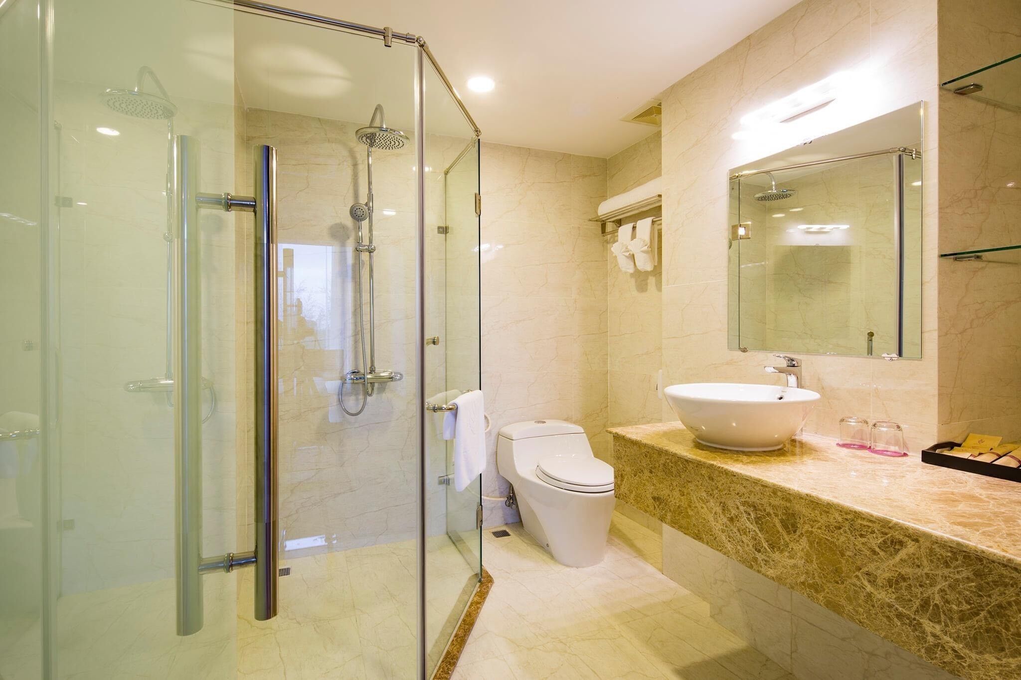 deluxe twin room, city view | bathroom | shower, rainfall showerhead, free toiletries, hair dryer