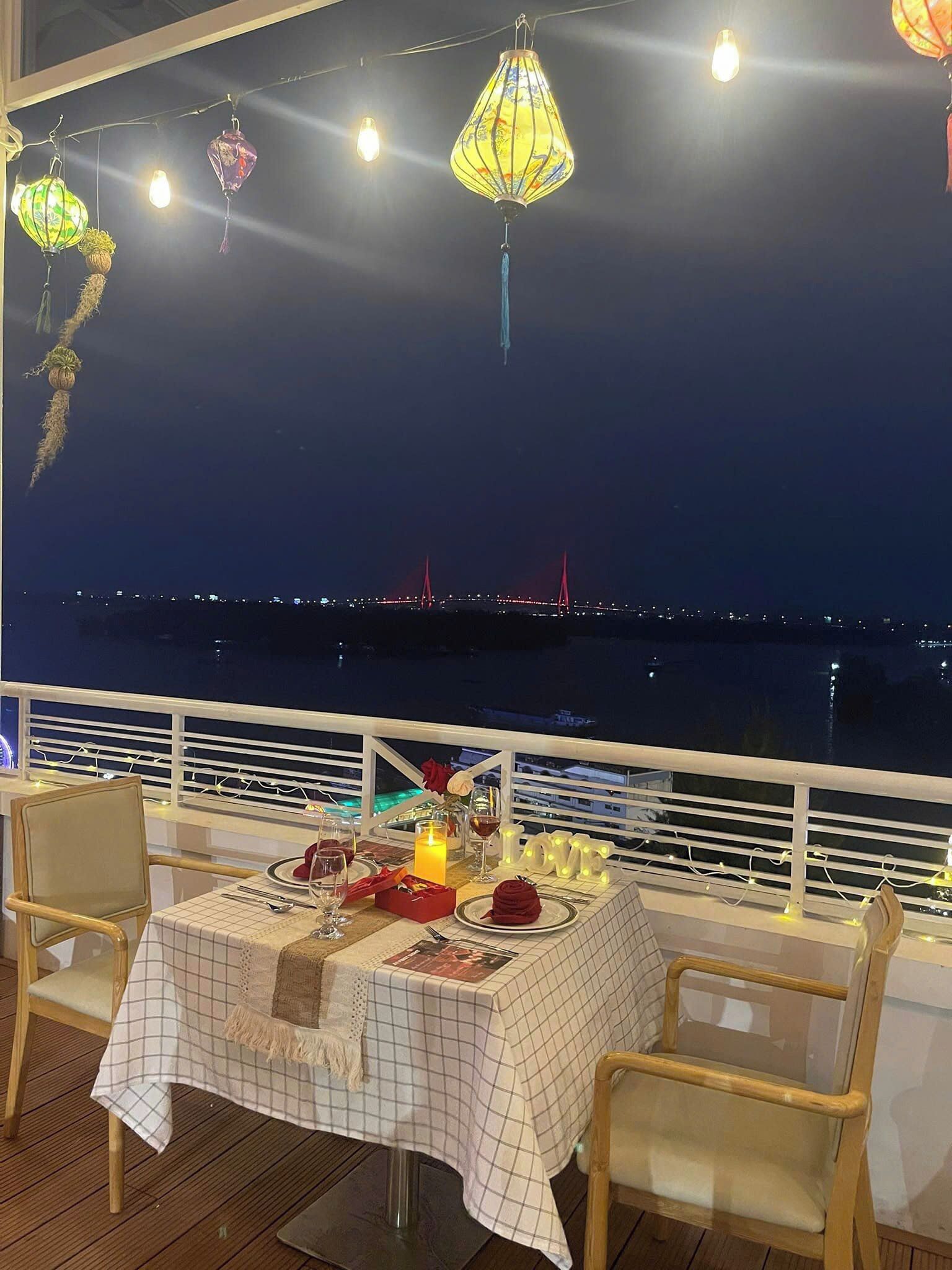 breakfast, lunch served; international cuisine, al fresco dining