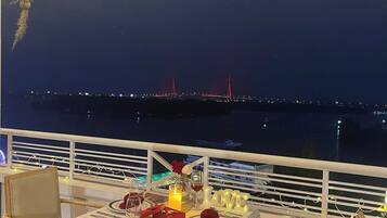 Breakfast, lunch, dinner served; international cuisine, alfresco dining