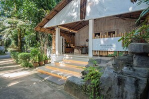 美體療程、泰式按摩、海灘按摩、敷體療程、身體去角質、臉部療程