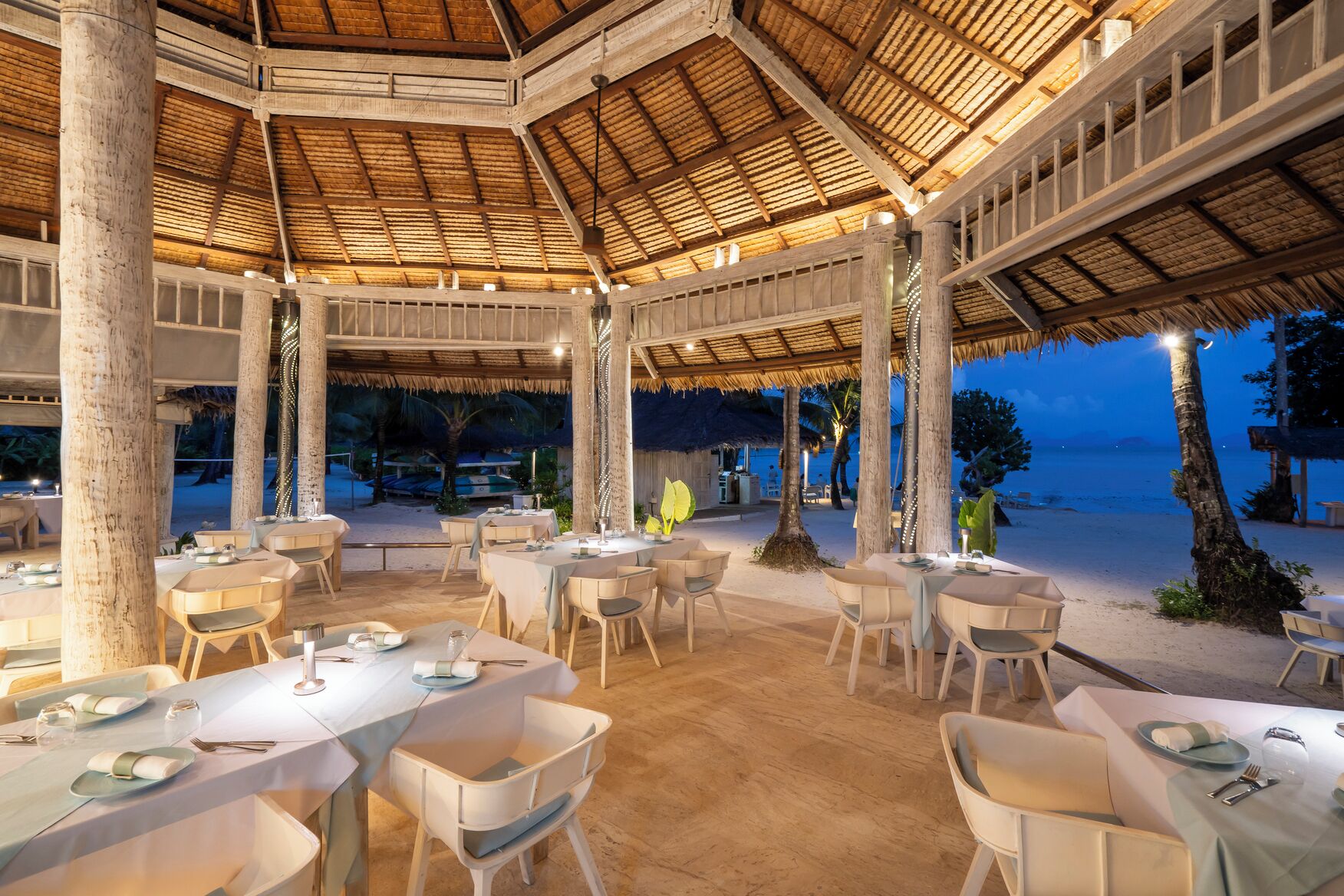 2 restaurants, breakfast, lunch, dinner served; international cuisine