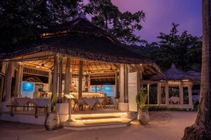 2 restaurants, breakfast, lunch, dinner served; international cuisine