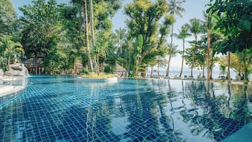 Hồ bơi ngoài trời, mở cửa từ 6:00 đến 18:00, dù/ô trên bãi biển/hồ bơi