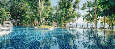 AuĂenpool, geöffnet von 06:00 Uhr bis 18:00 Uhr, Sonnenschirme