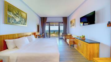 Grand Deluxe Ocean View | Minibar, in-room safe, desk, free cots/infant beds
