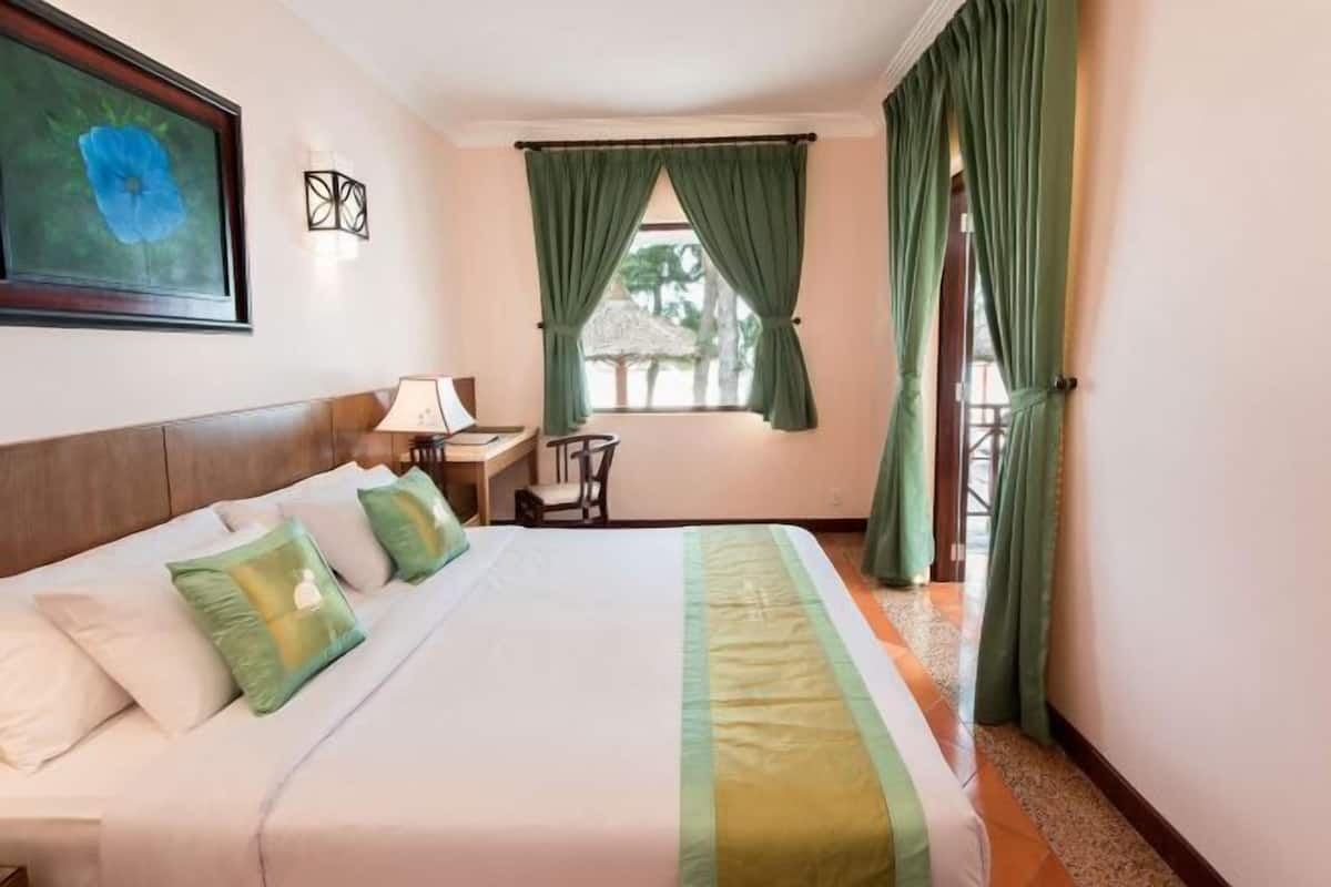 Minibar, in-room safe, desk, rollaway beds