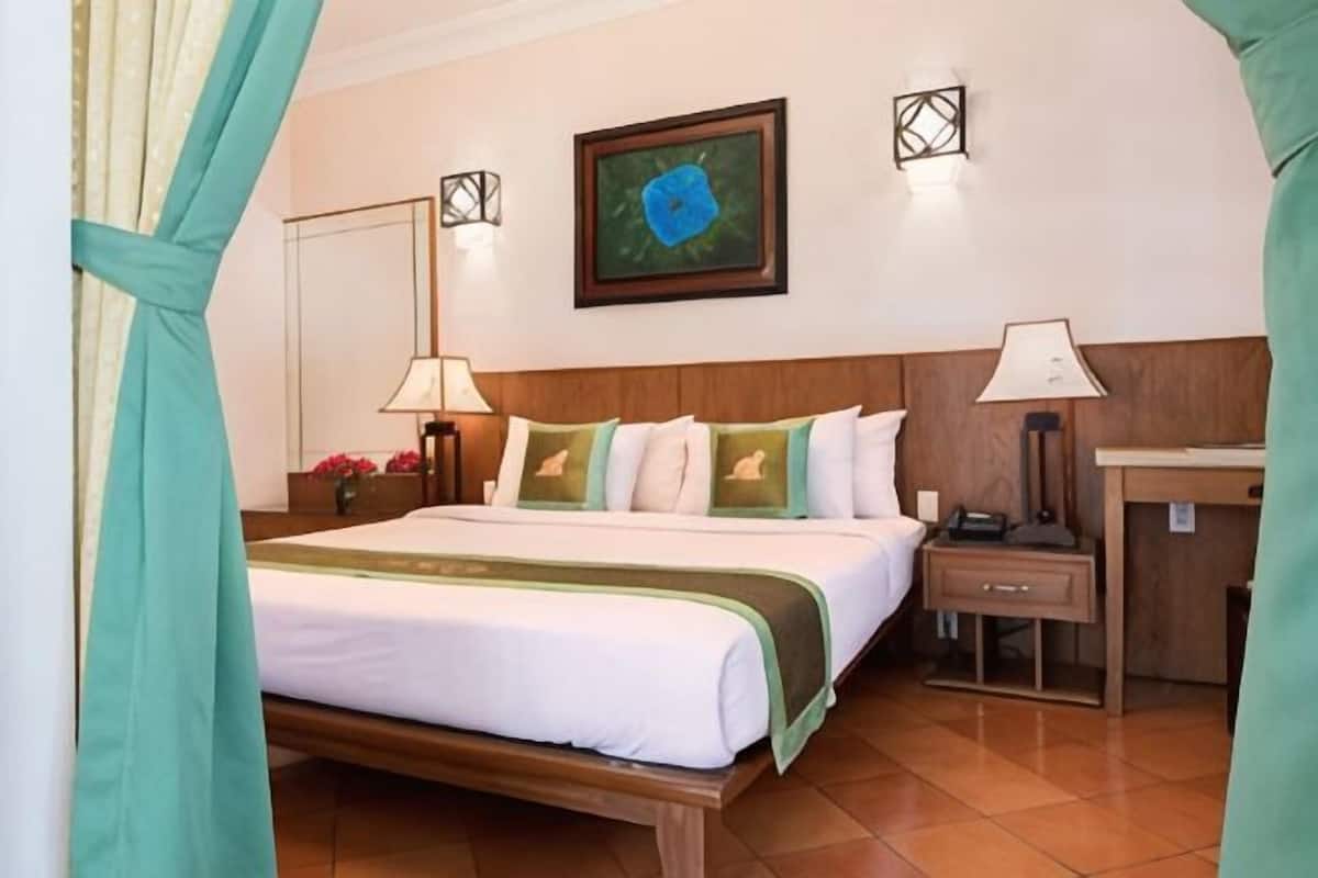 Minibar, in-room safe, desk, rollaway beds