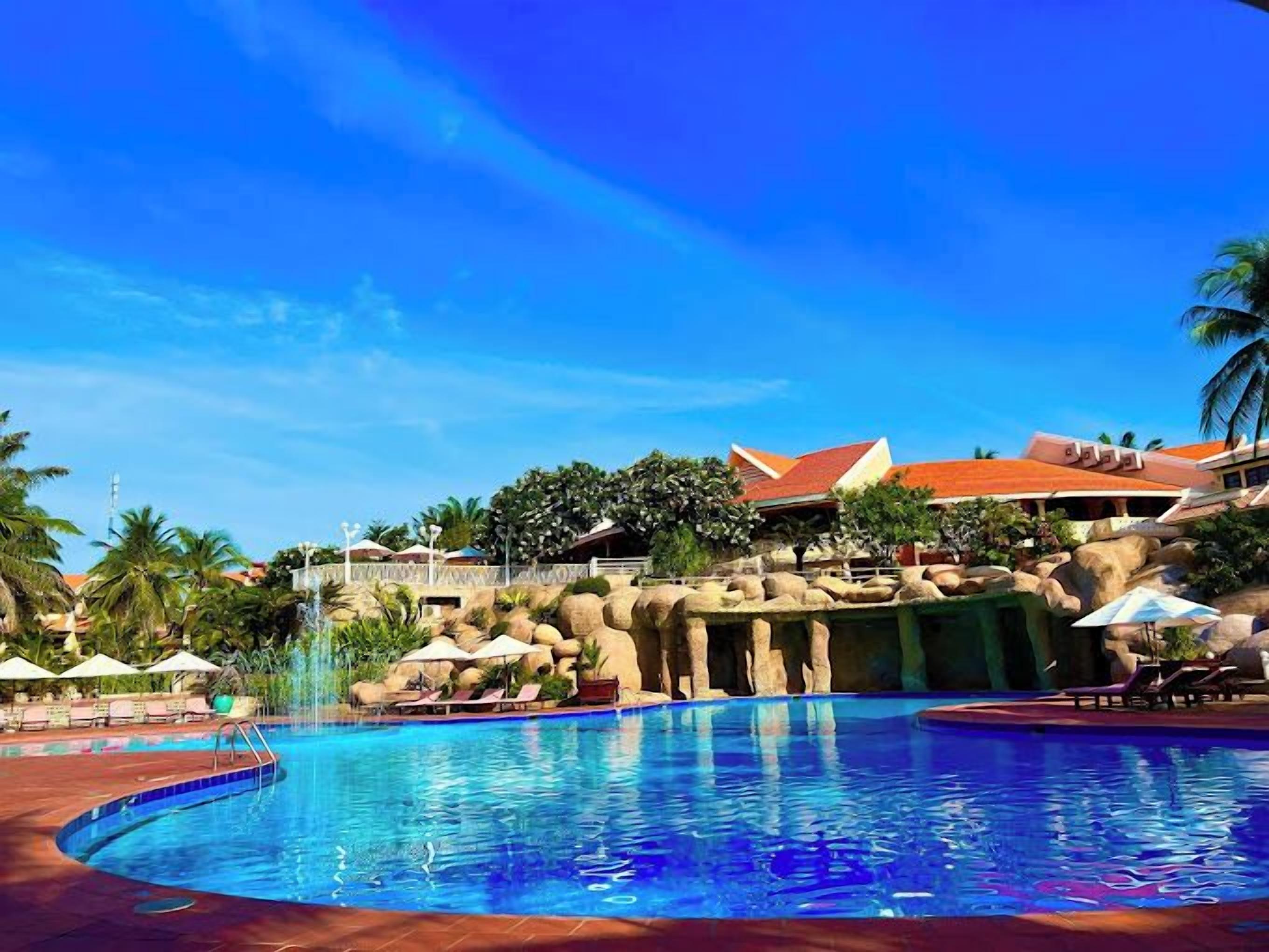 outdoor pool, pool umbrellas, pool loungers