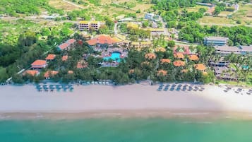 Bãi biển riêng, ghế dài tắm nắng, dù trên bãi biển