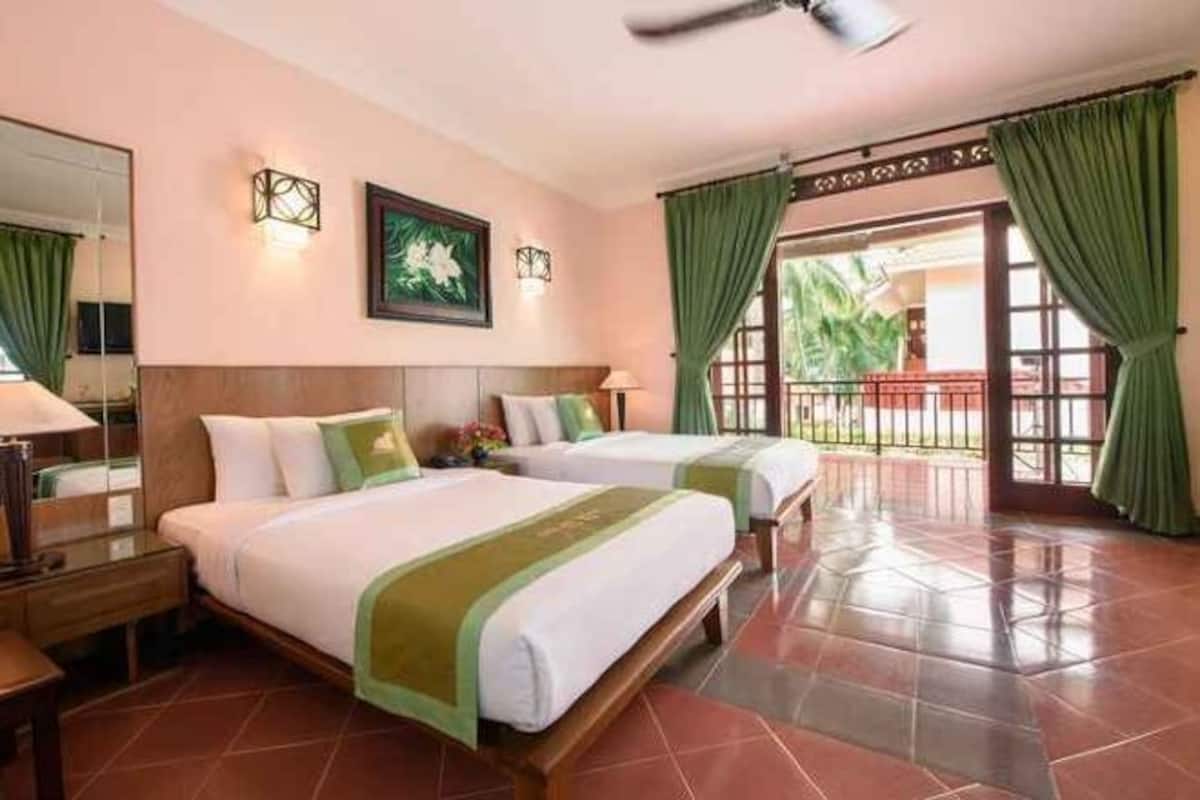 Minibar, in-room safe, desk, rollaway beds