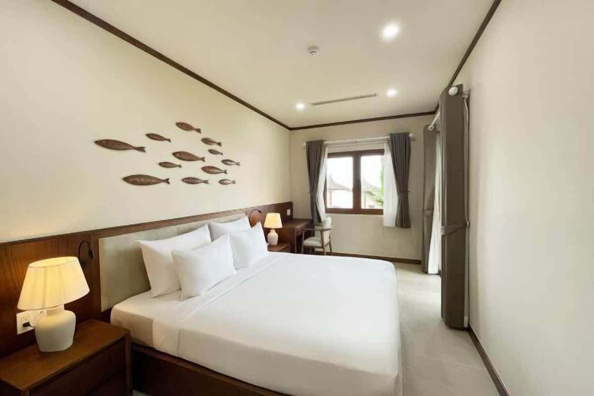 Minibar, in-room safe, desk, rollaway beds